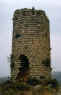 Vista general de la torre. Destacamos de ella los restos de los canes superiores. (C. Calvo Aguilar.)