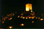 Vista nocturna de la Torre del Homenaje. (C. Calvo Aguilar.)