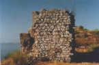 Restos de una torre cuadrada en el sector este de la fortaleza. Puede que esta torre albergara la puerta principal de acceso funcionando como torre- puerta. Tal vez no la tuvo en su interior pero estaba junto a ella prestándole protección. (C. Calvo Aguilar.)