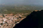 Vista de la ciudad de Martos y de la campiña desde la fortaleza de la Peña. (C. Calvo Aguilar.)