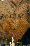 Pese a la dificultad de acceso que presenta la Pe�a de Martos no se ha podido librar de las pintadas modernas. (C. Calvo Aguilar.)