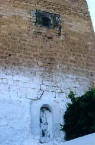 Acceso a la sala inferior de la torre de Triana enmarcada por un alfiz. (C. Calvo Aguilar.)